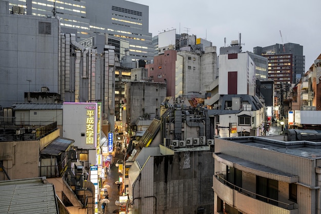 Foto gratuita paesaggio urbano di edifici in giappone