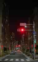 Foto gratuita città del giappone di notte con auto su strada