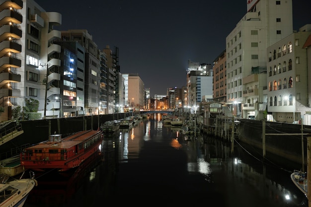Город Японии ночью с рекой