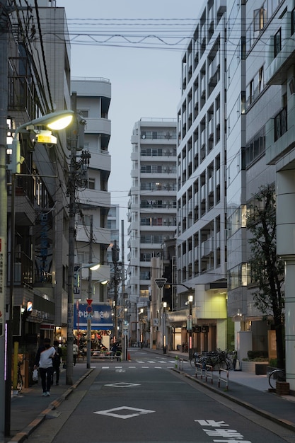 Город Японии в ночное время со светом и людьми