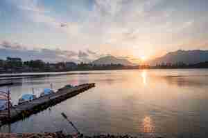 Foto gratuita paesaggio del lago e delle montagne del giappone