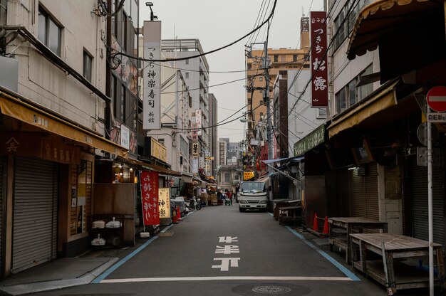 일본 거리와 간판이있는 건물