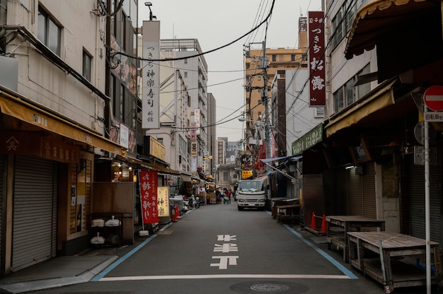 日本の通りと看板のある建物