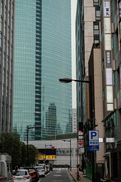 車と高層ビルのある日本通り