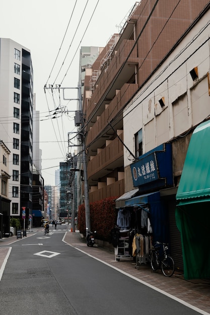 자전거를 타는 남자 와 함께 일본 거리