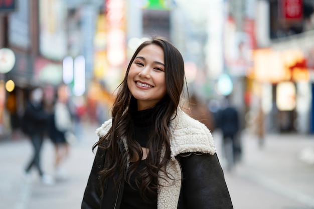 Foto gratuita adolescente del giappone che si diverte in città