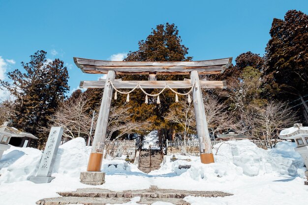 雪景色の中の日本鳥居門入口神社