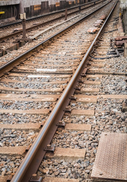 Foto gratuita stazione ferroviaria in giappone. (immagine filtrata elaborata effetto vintage