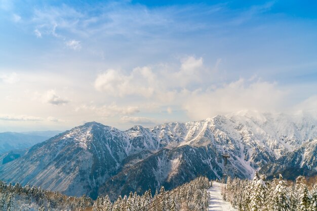 눈 덮힌 일본 겨울 산