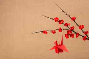 Бесплатное фото Японская эстетика с ветвями и оригами