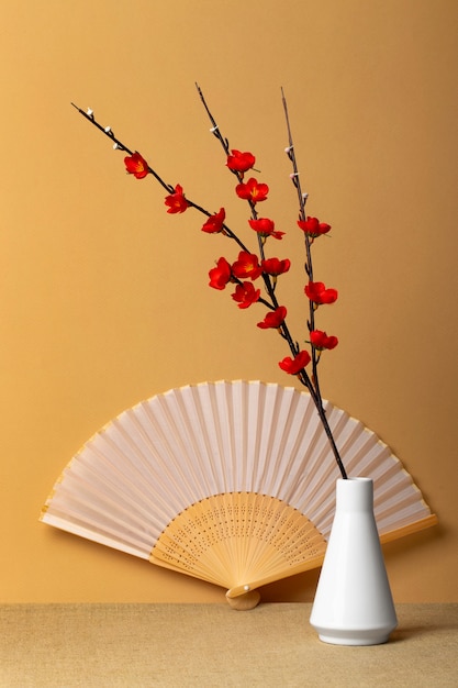 Foto gratuita estetica giapponese con rami in vaso