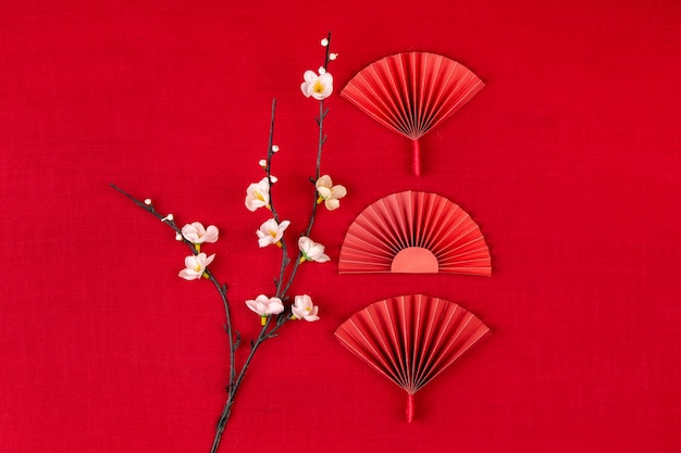 Foto gratuita estetica giapponese con ventagli rossi