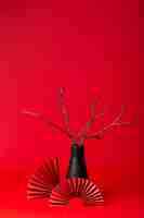Foto gratuita estetica giapponese con ventagli rossi