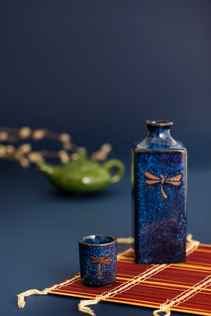 Бесплатное фото Японская композиция из бутылок и чашек
