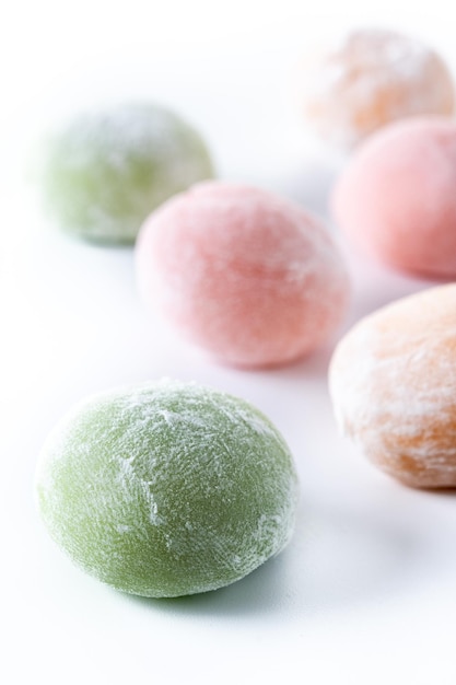 Mochi colorati giapponesi isolati su sfondo bianco