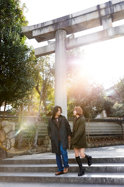 무료 사진 야외에서 데이트를 즐기는 일본 커플