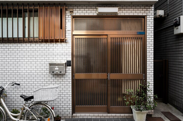 無料Photo 日本文化の家の入り口と自転車