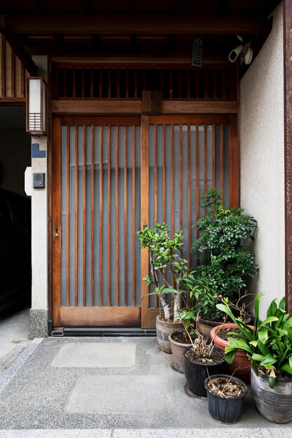 日本の文化家の入り口と植物