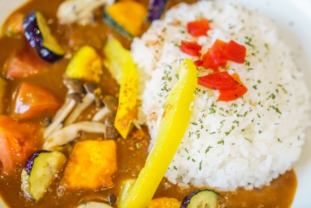 Foto gratuita curry stile di cibo giapponese con riso