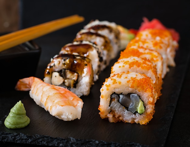 Foto gratuita cibo giapponese - sushi e sashimi