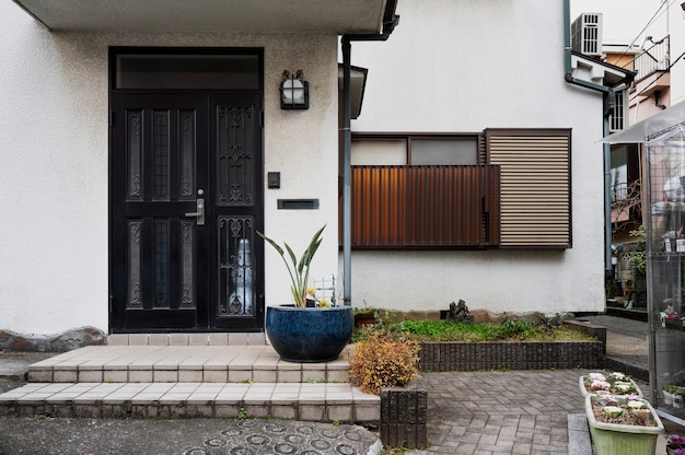 日本の家の入り口と植物