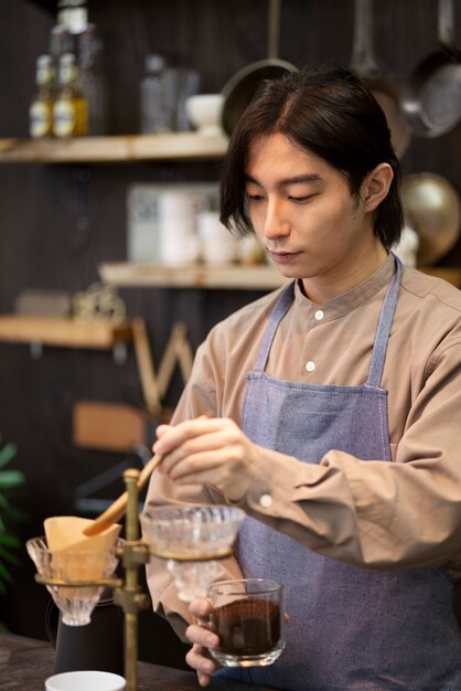 レストランでコーヒーを作る日本人男性