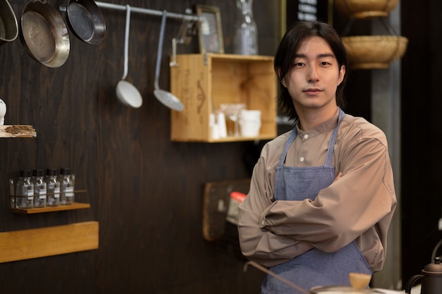 무료 사진 레스토랑에서 포즈를 취하는 일본 남자