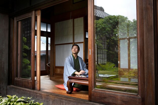 종이에 손글씨로 휴식을 취하는 일본 남자