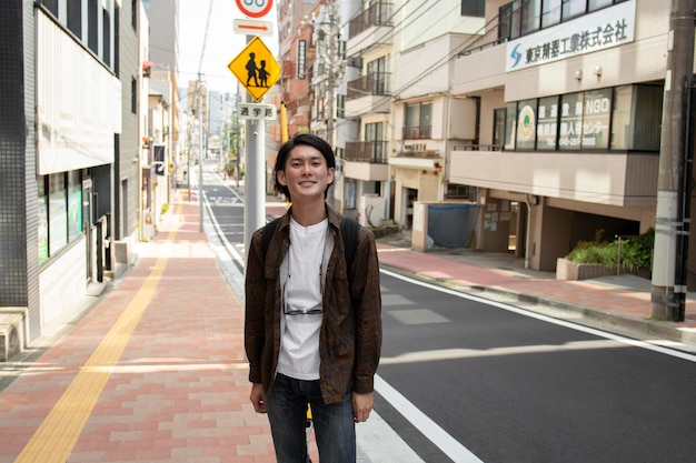 야외에서 걷는 일본 남자