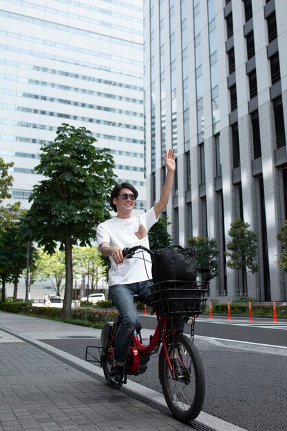 屋外で自転車を持っている日本人男性