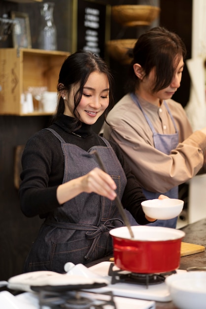 Foto gratuita uomo e donna giapponesi che cucinano in un ristorante