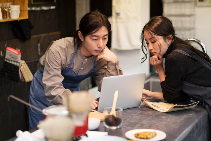 無料Photo レストランでノートパソコンを使用して働く日本人男性と女性