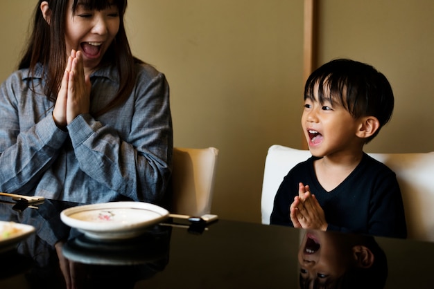 Madre e figlio giapponesi che pregano