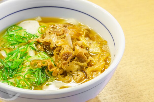 テーブルの上に日本のラーメン