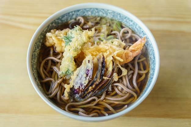 Foto gratuita noodle ramen giapponese sul tavolo