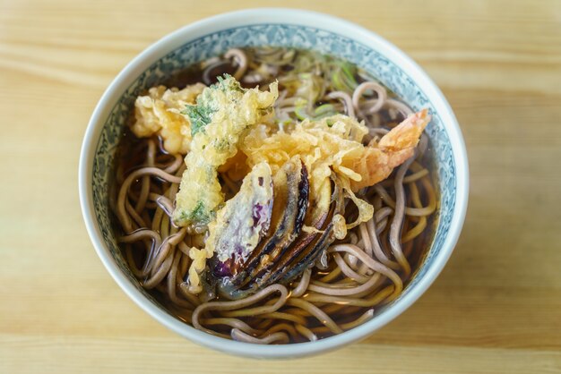 テーブルの上に日本のラーメン