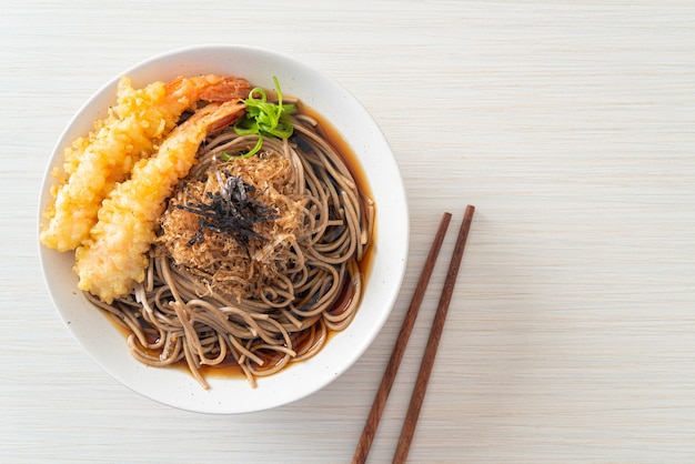 エビ​の​天ぷら​と​日本​の​ラーメン​-​アジア​料理​の​スタイル