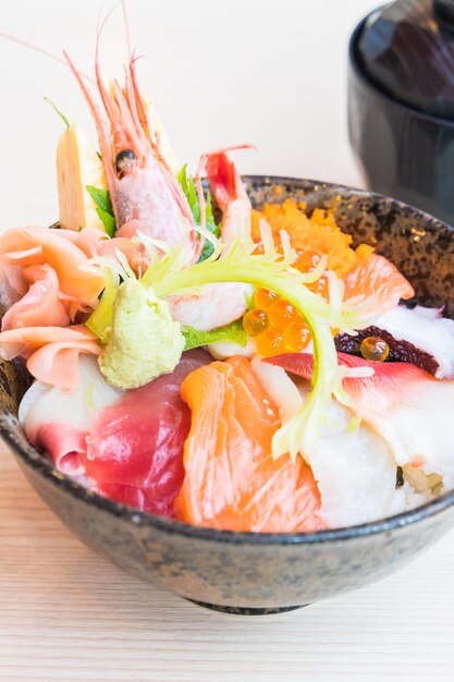 Японская рисовая миска с сашими морепродуктами сверху