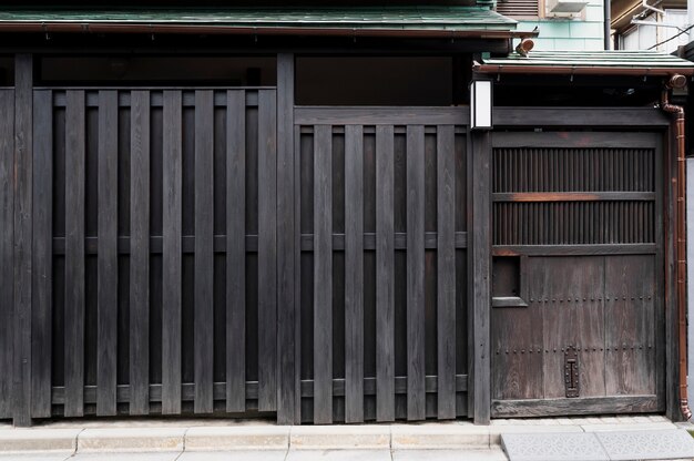 日本のさびた家の玄関