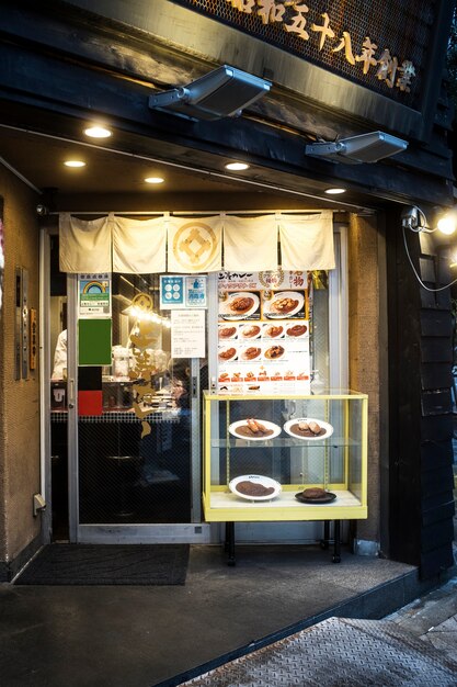 明るい看板のある日本の屋台のレストラン