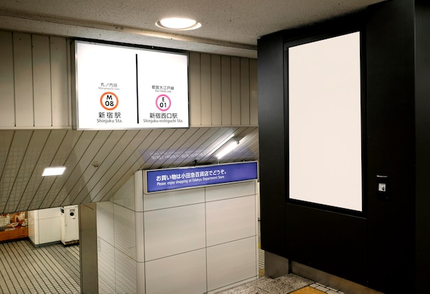 Foto gratuita schermo di visualizzazione del sistema della metropolitana giapponese per informazioni sui passeggeri