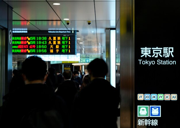 Экран дисплея японской системы метро для информации о пассажирах