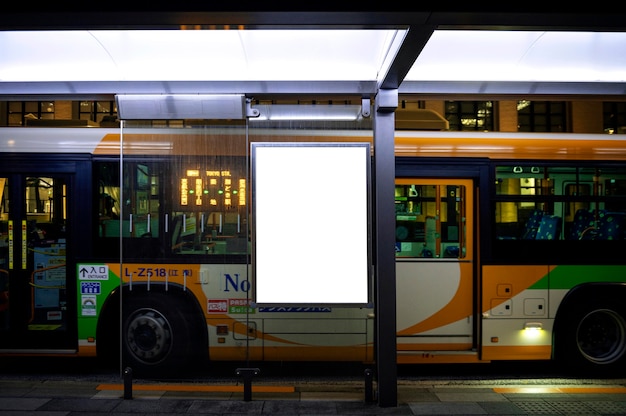 Бесплатное фото Экран отображения информации о пассажирах системы японского метро