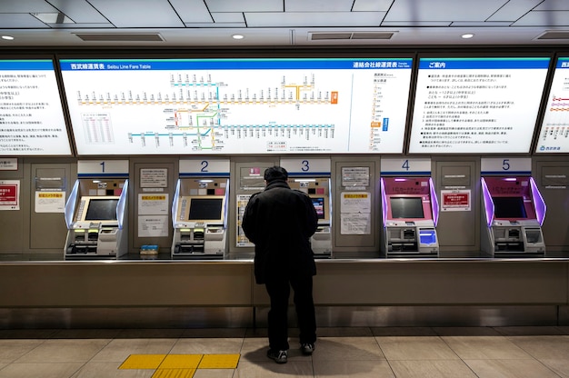 日本の地下鉄列車システムの乗客情報表示画面