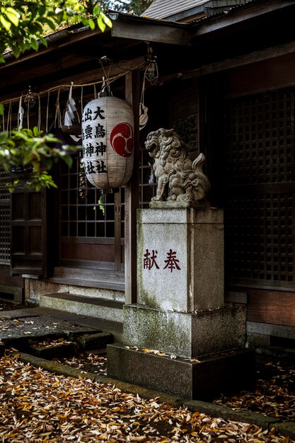 提灯のある日本のお寺の入り口