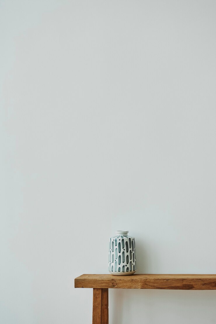 무료 Photo 나무 벤치에 일본 꽃병