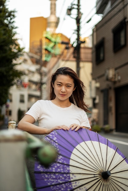 무료 사진 젊은 여성의 일본 와가사 우산 도움