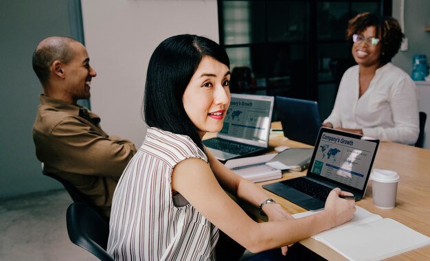 ビジネスミーティングの日本人女性