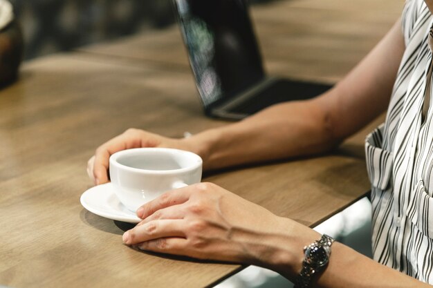 コーヒーを持っている日本人女性