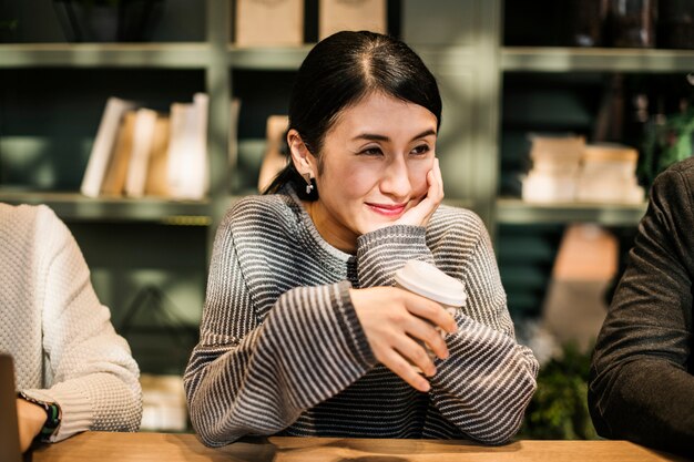 コーヒーを持っている日本人女性